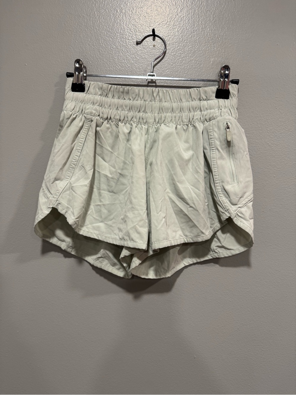Lululemon Tracker Short V *4" in Springtime Size 4